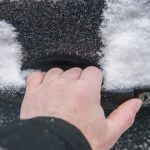 چطور قفل یخ‌زده ماشین را باز کنیم؟