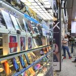 کرکره‌ها پایین آمد/ اعتراض موبایل‌فروشان به نوسان ارز