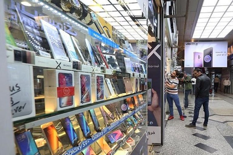 کرکره‌ها پایین آمد/ اعتراض موبایل‌فروشان به نوسان ارز