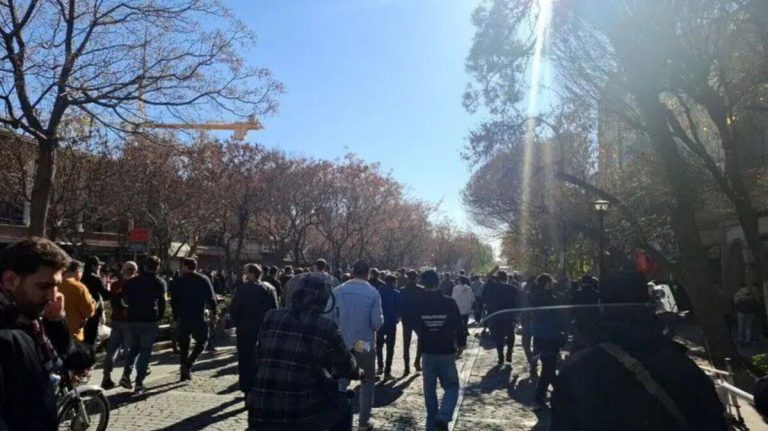 اعتراضات در بازار و شعار دادن کسبه در سبزه میدان و چهارراه استانبول / مغازه‌ها تعطیل شد