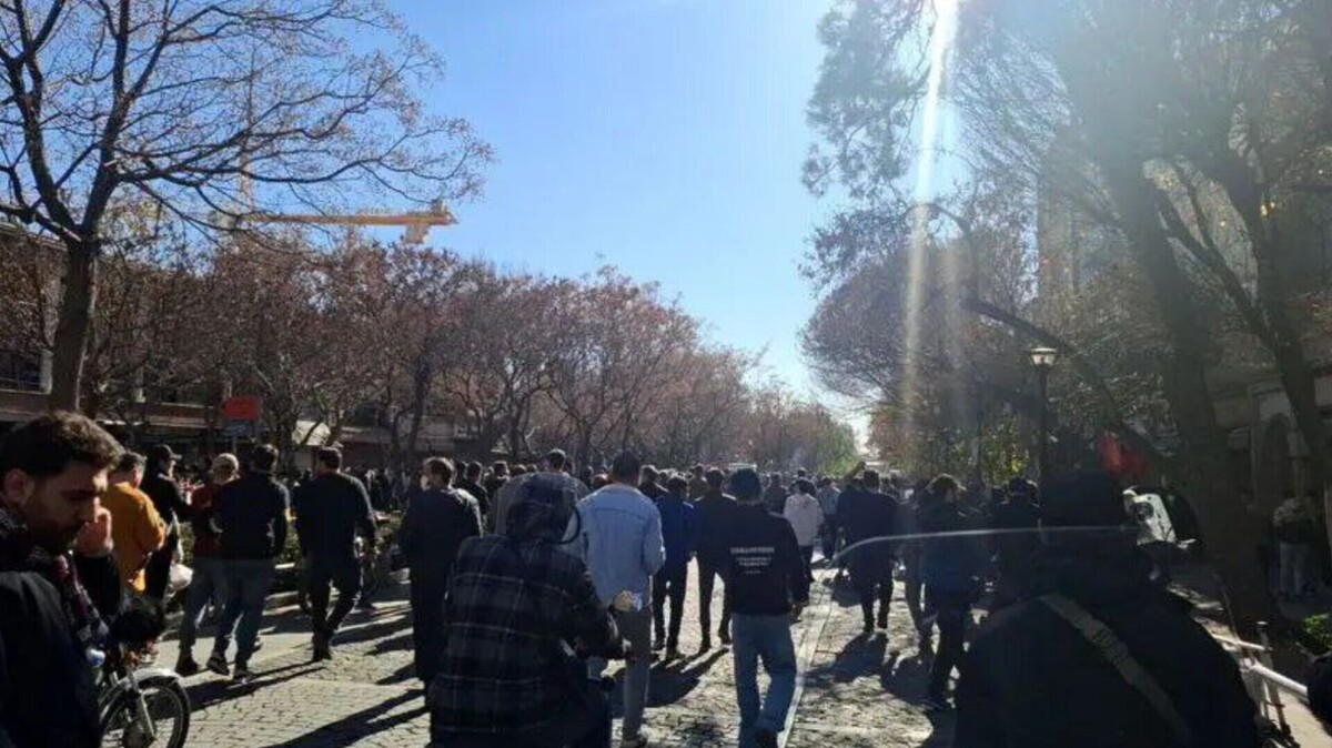 اعتراضات در بازار و شعار دادن کسبه در سبزه میدان و چهارراه استانبول / مغازه‌ها تعطیل شد