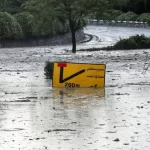 نجات مادر و کودک گرفتار در سیل توسط شهروند ایذهای+ فیلم