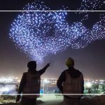 نمایش ترکیبی پهپادها و آتش‌بازی/ هماهنگی خیره‌کننده پهپادها + فیلم