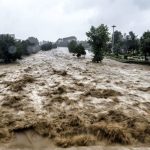 هجوم سیلاب عظیم از افغانستان به ایران / رودخانه فراه خروشان شد + فیلم