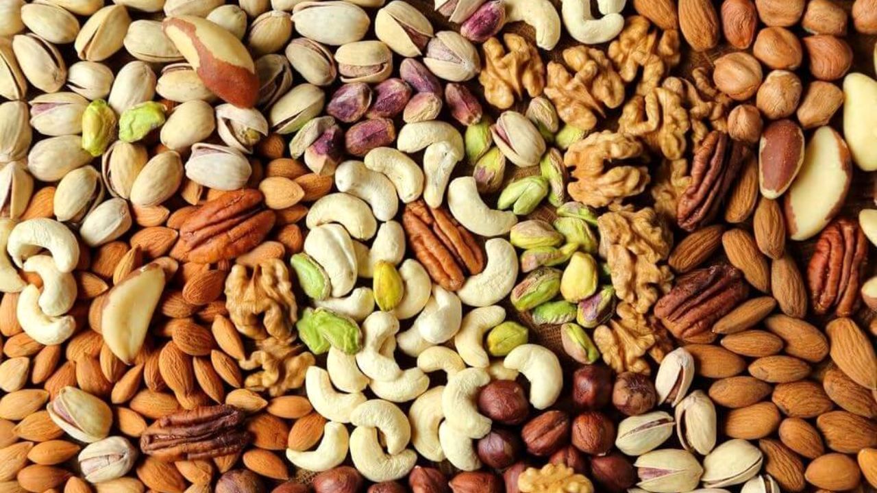 مقایسه قیمت‌ها از شب یلدای ۱۴۰۳ تا یلدای ۱۴۰۴/ نرخ شیرینی و آجیل در بازار یلدایی چند؟