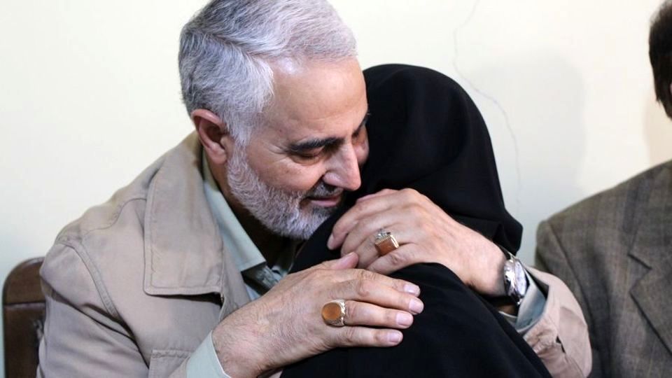 ماجرای انگشتر شهید قاسم سلیمانی که همیشه در دست شاعر معروف + فیلم