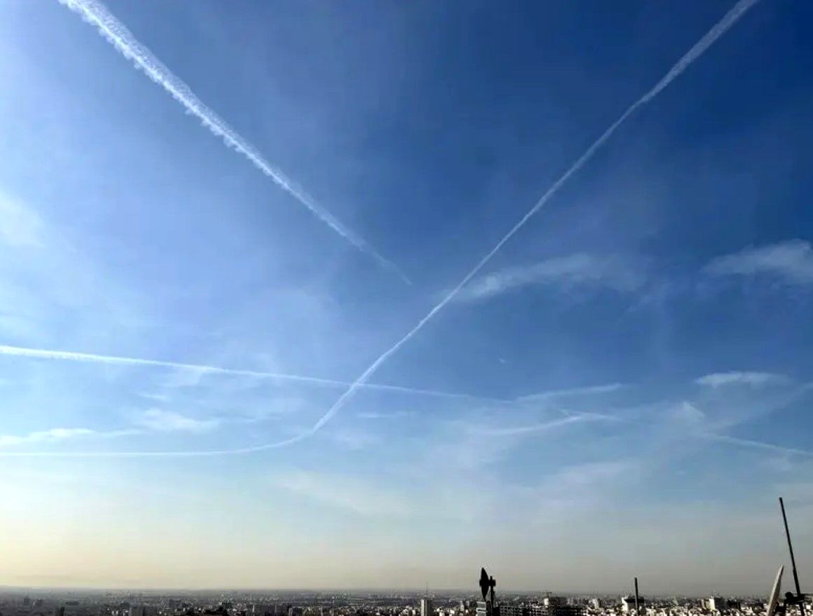 علت خط‌های سفید مرموز در آسمان تهران چیست ؟