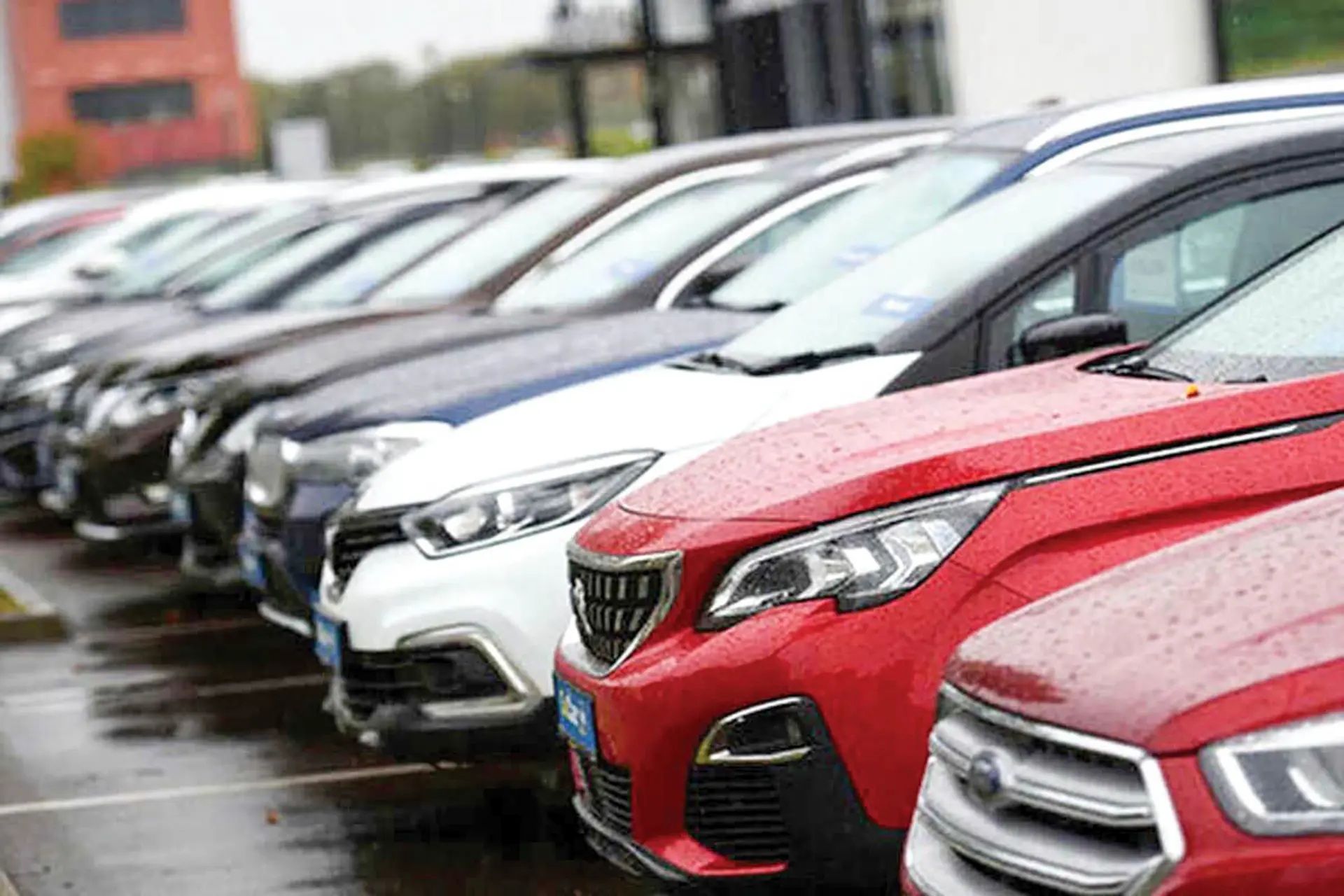 قیمت خودرو تا کجا پیشروی خواهد کرد؟/ هشدار درباره دلاری شدن خرید و فروش خودرو+ فیلم