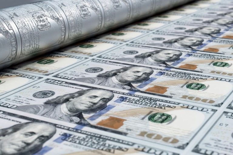 انتقاد روزنامه اصولگرا از سکوت دولت در برابر گرانی قیمت ارز/ نتیجه آن فرسایش اعتماد عمومی و تضعیف اعتبار ملی است