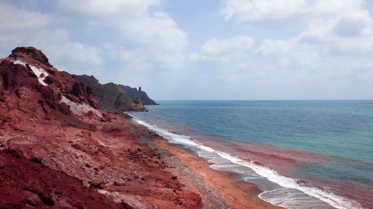 تصاویری دیدنی از بارندگی جزیره هرمز/ باران، جزیره هرمز را سرخ‌تر کرد + فیلم