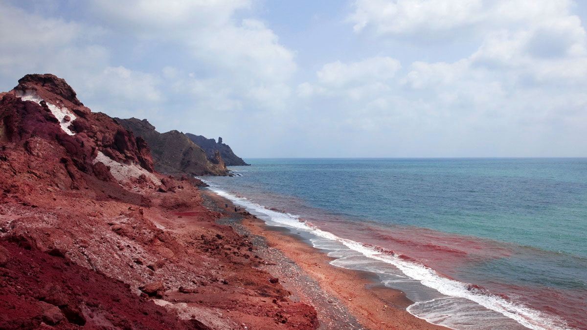 تصاویری دیدنی از بارندگی جزیره هرمز/ باران، جزیره هرمز را سرخ‌تر کرد + فیلم