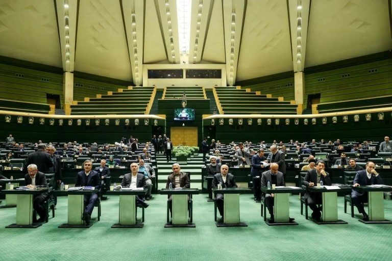 فرار مردم از تورم و ریال و پناه بردن به دلار، رمز ارز و …