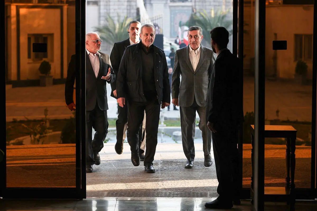 آل اسحاق: پزشکیان در شرایط بدی است | دولت، فقیر نیست