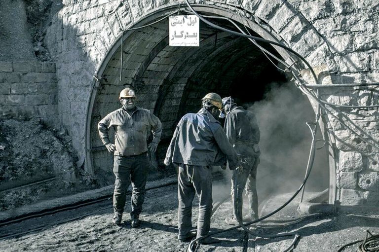 کوچ نیروی کار از صنعت | بنگاه‌های تولیدی از سرمایه انسانی خالی می‌شود