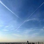 خط‌های سفید در آسمان تهران/ علت چیست؟