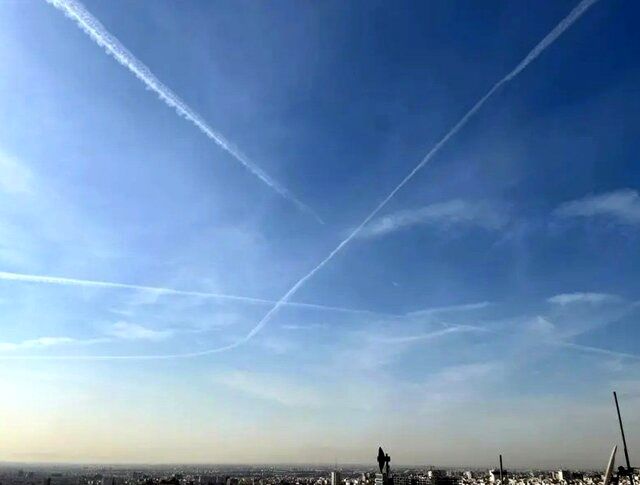 خط‌های سفید در آسمان تهران/ علت چیست؟