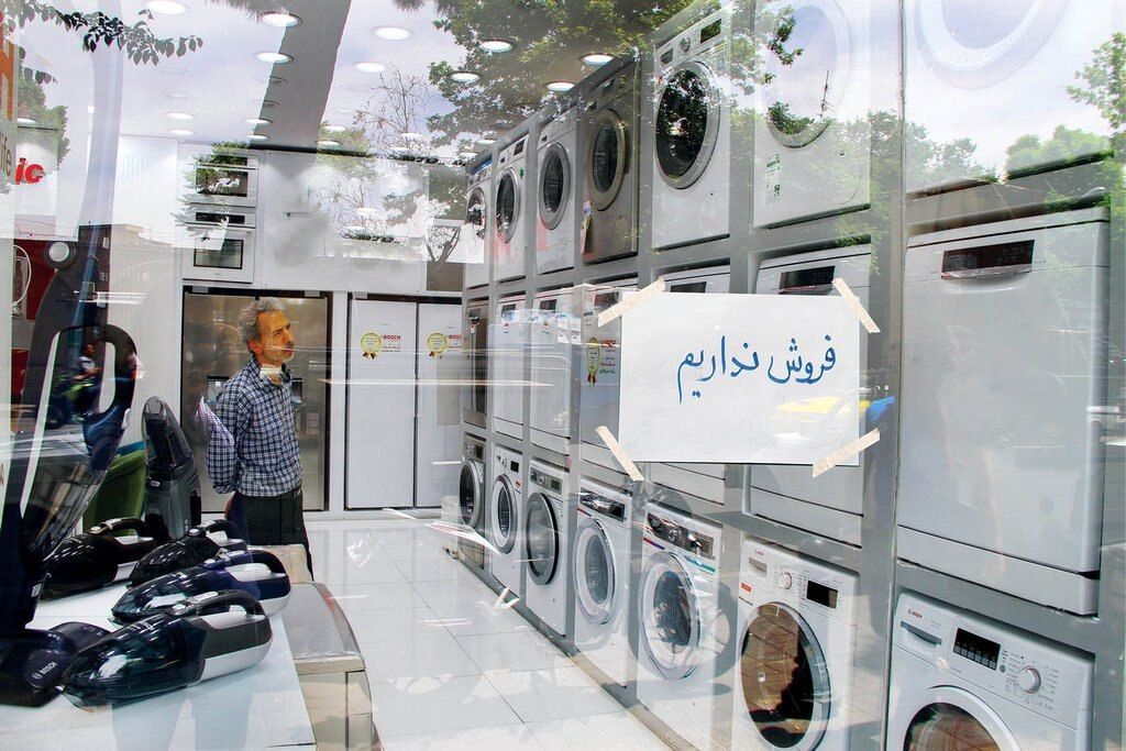 تاثیر قیمت دلار روی مشتری‌مداری؛ فروشنده جنس دارد، ولی نمی‌فروشد/ کاسب ها منتظر قیمت دلار فردا!