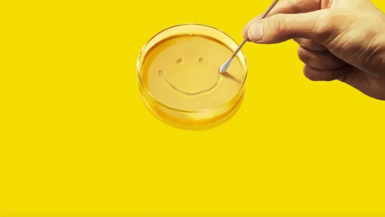 نقد سریال Pluribus؛ وقتی مهربانیِ بیش از حد ترسناک می‌شود