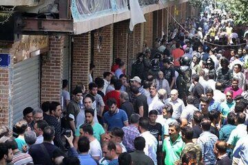 روایت رسانه‌ها از اعتراض بازاریان به نوسانات ارزی/ جلسه اضطراری دولت و تغییر در ریاست بانک مرکزی