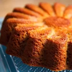 طرز تهیه کیک خرمالو با سس مخصوص/ دسر خاص برای روز‌های سرد زمستان