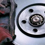 چرا ترمز خودرو قفل می‌کند و چگونه مشکل را رفع کنیم؟