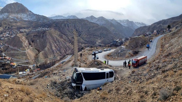 واژگونی یک دستگاه اتوبوس در جاده هراز/ ۶ دستگاه آمبولانس اعزام شدند
