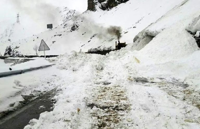 مسافران در گردنه‌ حیران گرفتار شدند + فیلم