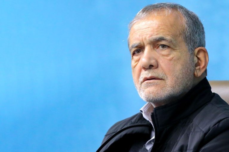 دیدار پزشکیان با جمعی از کودکان بی‌سرپرست در مجتمع «خانه دختران ایران»