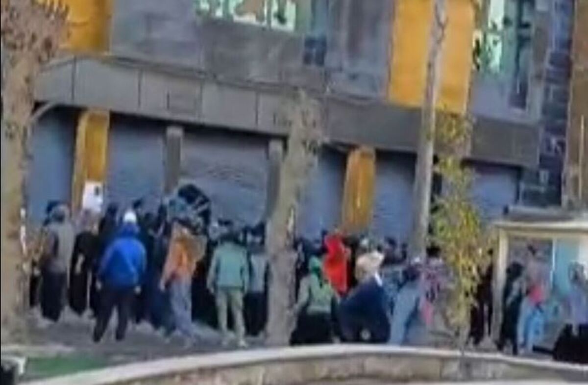 ادامه اعتراضات و درگیری‌ها در ملکشاهی/ تشییع ۲ جان باخته و آتش‌زدن چند بانک