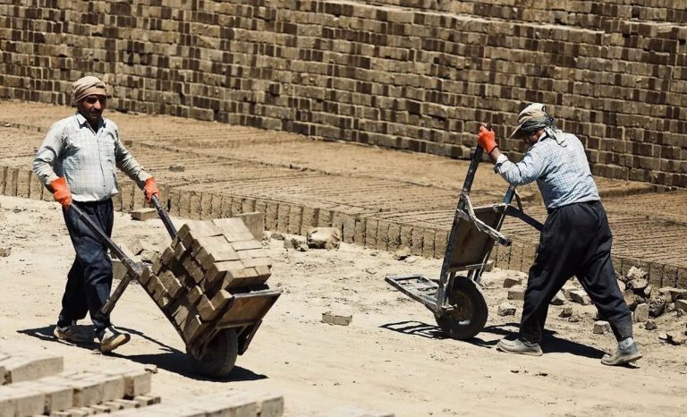 بحران در کارخانه‌ها/به جای سنوات، جنس بردارید و در بازار بفروشید!