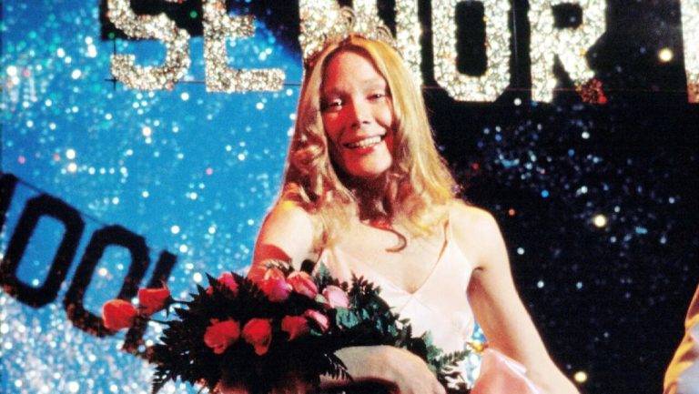 مایک فلنگن از دلیل ساخت سریال ترسناک Carrie گفت