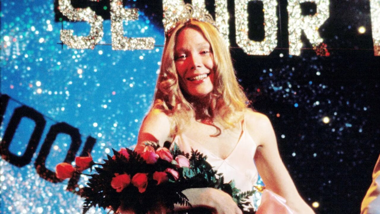 مایک فلنگن از دلیل ساخت سریال ترسناک Carrie گفت