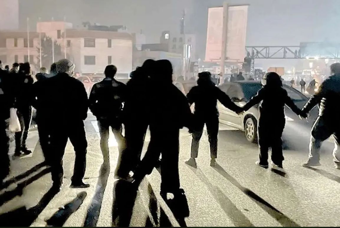 واکنش ها به تصمیم دولت برای برگزاری مراسم چهلم جان‌باختگان حوادث اخیر/ بهترین کار این است که اجازه دهند این خانواده‌ها به شیوه خود عزاداری کنند