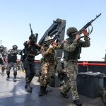 لحظاتی از عملیات تصرف کشتی ربوده شده توسط تکاوران ارتش، سپاه و نیروی دریایی روسیه + فیلم