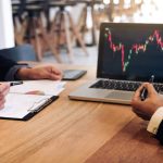 ریسک‌ جنگ در تصمیمات سهامداران بورس | اعلمی: امروز در بازار سرمایه دارایی نمی‌خریم؛ ریسک معامله می‌کنیم