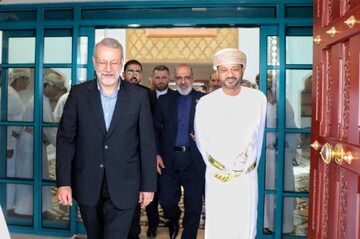 علی لاریجانی در عمان یک سند دریافت کرده است
