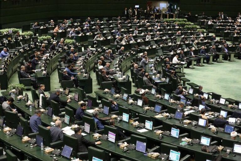 پاسخ نمادین مجلس به اتحادیه اروپا / نمایندگان مجلس سبزپوش شدند