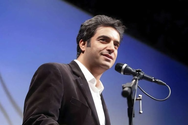 حضور توجه‌برانگیز منوچهر هادی در جشنواره فجر+ عکس