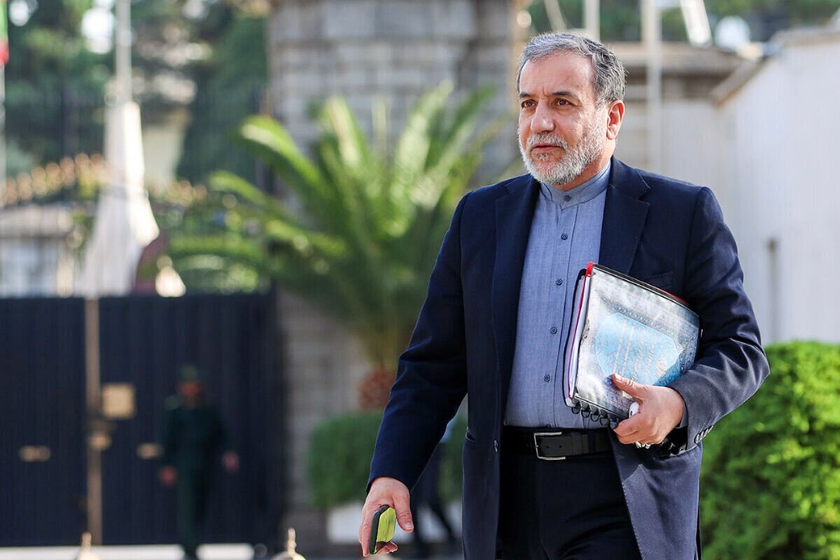 عراقچی و هیئت مذاکره‌کننده ایران عازم محل مذاکرات مسقط شدند+ فیلم