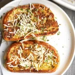 پخت تست فرانسوی خوشمزه با عطر سیر و پنیر پارمسان