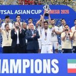 لحظه بالا بردن جام قهرمانی فوتسال آسیا توسط حسین طیبی + فیلم