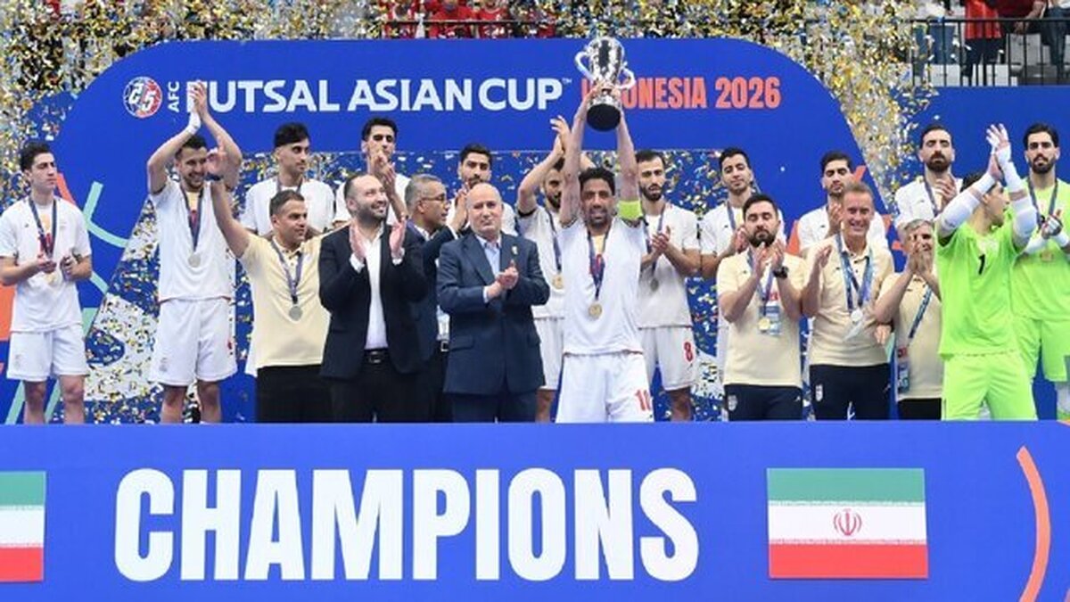 لحظه بالا بردن جام قهرمانی فوتسال آسیا توسط حسین طیبی + فیلم