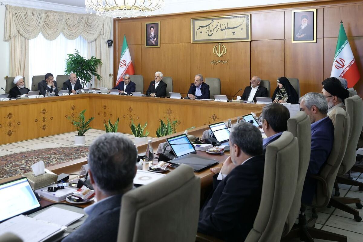 مردم در رنج معیشت هستند/ فشار‌های بیرونی نیز وجود دارد