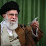 خامنه‌ای و عصایش، ترامپ و ناوهایش/ شعار عجیب در دستان مردم + عکس