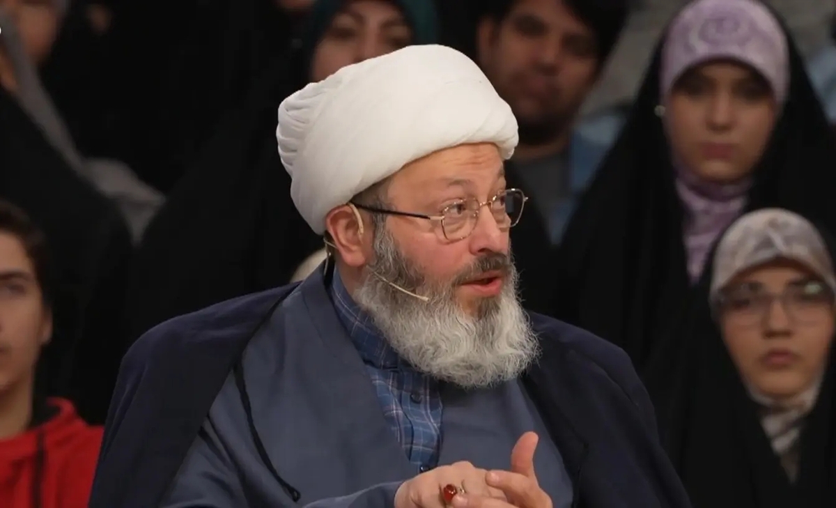 آوازخوانی روحانی معروف در شبکه سه / از خون جوانان وطن لاله دمیده! + فیلم