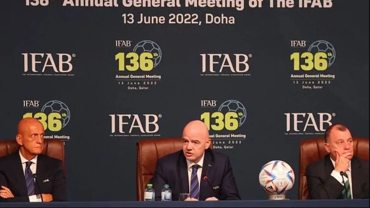 قوانین فوتبال تغییر می‌کند / اجرای قوانین جدید داوری در آستانه جام جهانی ۲۰۲۶