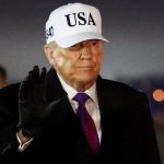 ترامپ کراوات یک نماینده کنگره با عکس خودش را امضا کرد+ فیلم