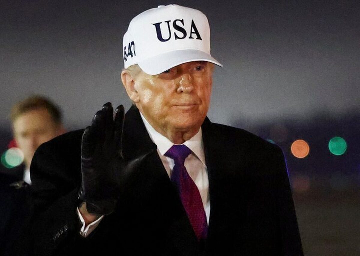 ترامپ کراوات یک نماینده کنگره با عکس خودش را امضا کرد+ فیلم