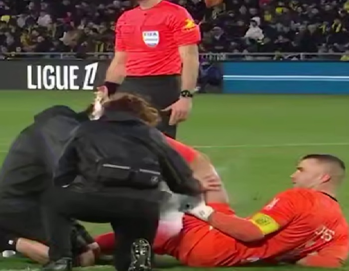 مصدومیت نمایشی؛ فرصتی برای افطار بازیکنان روزه‌دار + فیلم