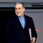 لحظه ورود عراقچی و تیم مذاکره‌کننده به سفارت عمان برای مذاکره با آمریکا + فیلم